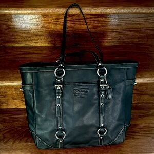 Coach leather purse. new condition